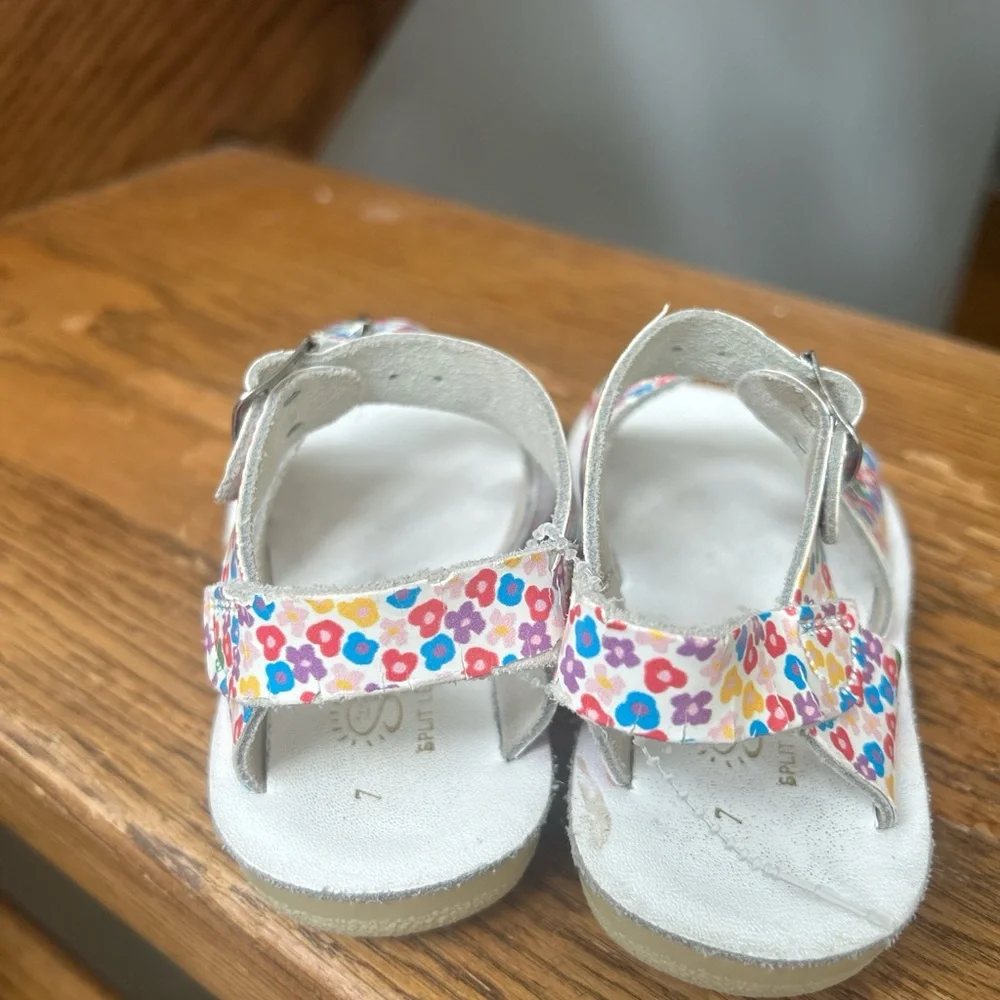 Salt Water Sandals by Hoy Shoe Surfer Sandal toddler girls size 7 white Floral